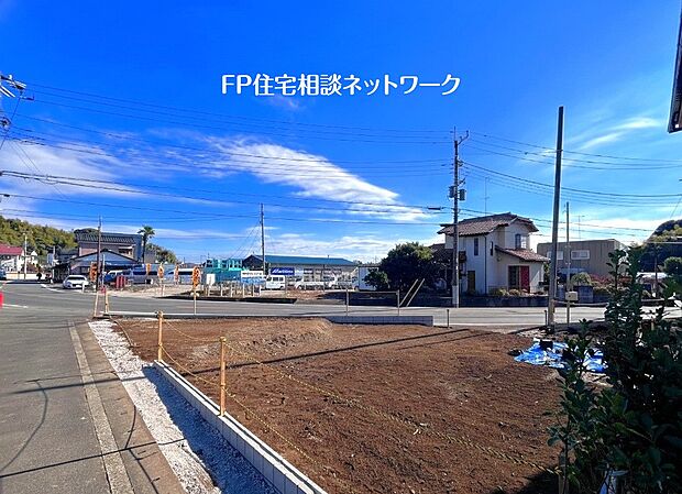 建築工事を行う前に地盤調査を行います。地質や強度、安定性、水分状態などを調査・分析して、必要に応じて適切な地盤改良を施し、構造物の安定性を確保します。