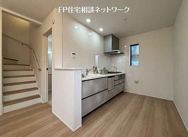 毎日使うキッチン周りが綺麗で清潔に保たれていると、お料理を作るのも楽しくなりますよね。おしゃれなペンダントライトや飾り棚など、機能性とデザイン性を持たせたキッチンで気持ちよくお料理が出来そうです。