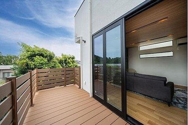 【建物プラン例　建物価格2500万円、建物面積100m2】開放感あふれるバルコニー。リビングとつながる心地よい空間で、青空の下のリラックスタイムを満喫できます。