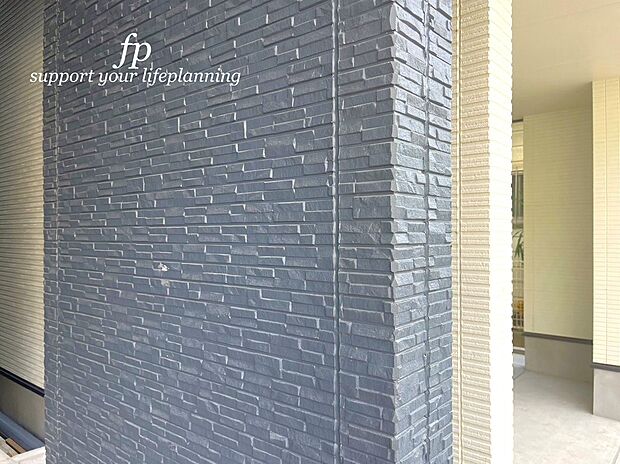 外壁　デザイン性はもちろん、塗膜の汚れを雨で流れ落とし、雨風や日差しから美しい壁面を守る耐候性の高い外壁を採用しています。