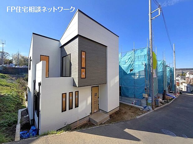 閑静な住宅地で子育て家族にピッタリ。毎日のお散歩も快適な緑に恵まれたエリアで、自然に包まれた穏やかな暮らしを実現するための、ゆとりある住環境が整っています。緑の潤いを感じながらホッと生活できそう。
