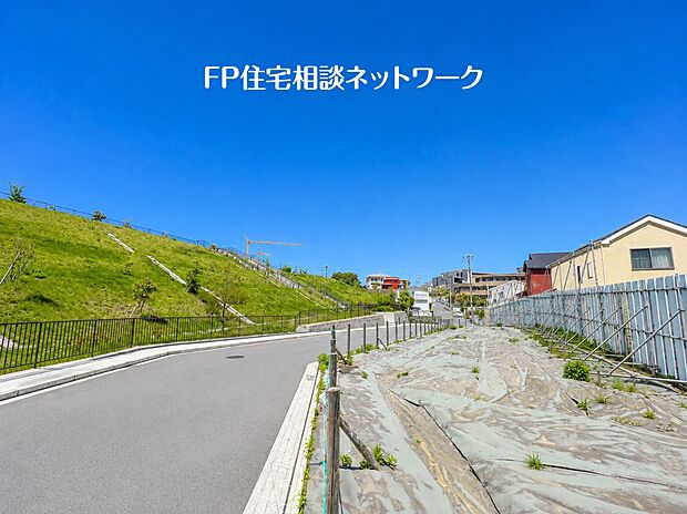 毎日のお散歩も快適な緑に恵まれた閑静な住宅地は、伸び伸びスローライフを叶えてくれます。自然豊富な季節の移ろいを身近に感じられる環境です。