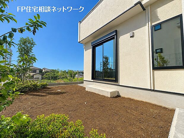 住まいに陽当りと潤いをもたらす、広いお庭があります。成長する樹木に見守られ、家族の物語が始まります。どんなお庭にしていくか、お子様のプール遊び、ガーデニングなど幅広く楽しめます。