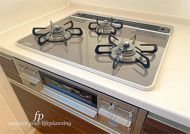 【その他内観】同仕様設備:慣れている方も多く、火力が目に見えるため、使いやすいという方も多い、3口のガスコンロ仕様です。