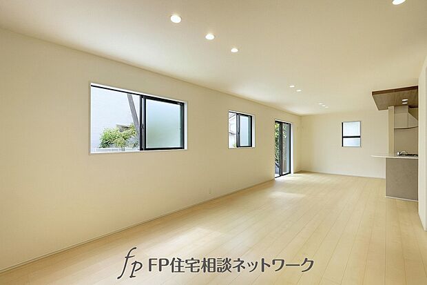 【リビング】家族の一体感を感じられる広々としたスペース。家族と過ごす時間を大切にする方にピッタリのゆとりの住空間です。お子様が元気に走り回っても安心して見守れます。家族の笑い声が今にも目に浮かびそう。