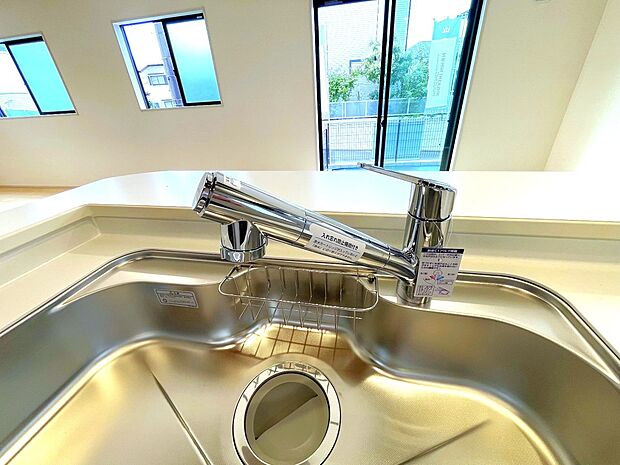 【ビルトイン浄水器】キッチンには浄水器を標準装備。水を飲むという場面以外にも料理で使用したり、野菜を洗う場合もキレイな水で洗いたいという人が増えてきています。