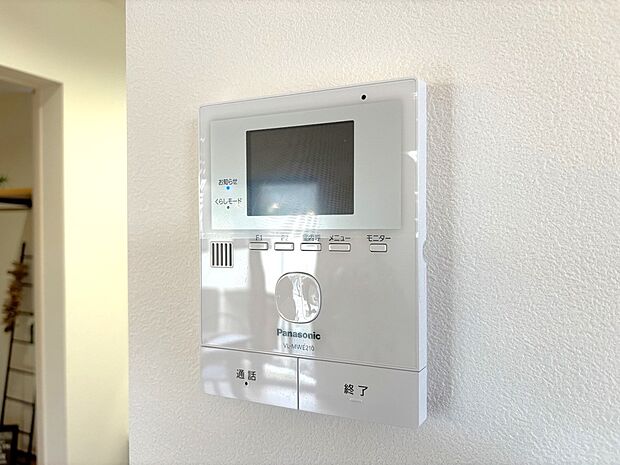 【TVモニター付インターホン】モニター付インターホンが標準仕様です。不安になりがちな防犯面。目で確認できるからあんしんです。