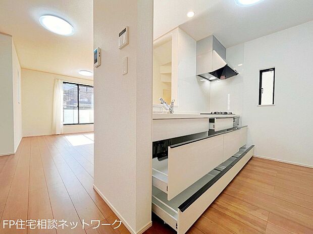 【キッチン】スライド収納付きのシステムキッチン。パスタ鍋や圧力鍋、フライパンなどもおしまい頂け、出し入れもスムーズ。収納たっぷりなので料理器具や調味料など細かな物も取りやすく、お子様と一緒にお料理も楽しめます。