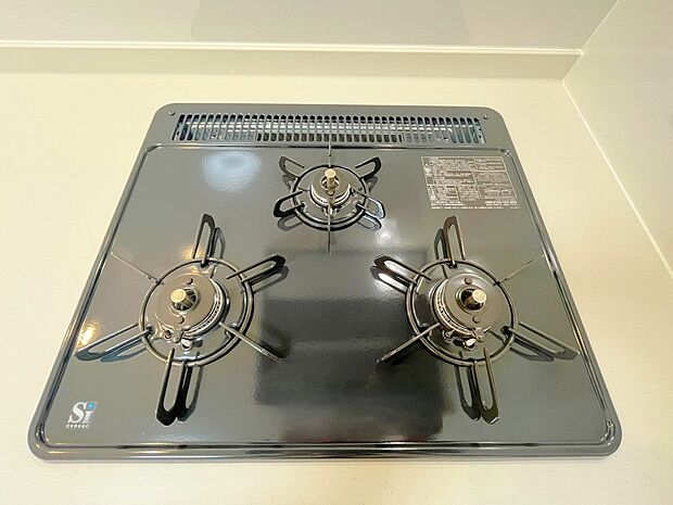 【3口ガスコンロ 】慣れている方も多く、火力が目に見えるため、使いやすいという方も多い、3口のガスコンロ仕様です。