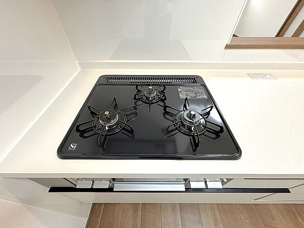 【3口ガスコンロ】慣れている方も多く、火力が目に見えるため、使いやすいという方も多い、3口のガスコンロ仕様です。