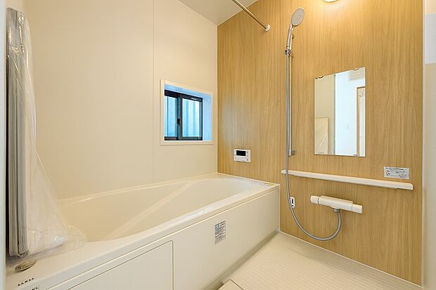 【浴室】ご家族との憩いの場として、一日の疲れを癒す場として、ゆったりと足を伸ばしてくつろげる綺麗で清潔感のある色味の浴室。