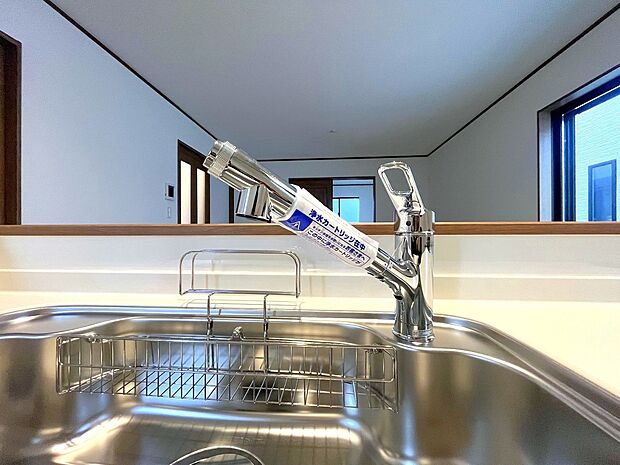 【ビルトイン浄水器】キッチンには浄水器を標準装備。水を飲むという場面以外にも料理で使用したり、野菜を洗う場合もキレイな水で洗いたいという人が増えてきています。