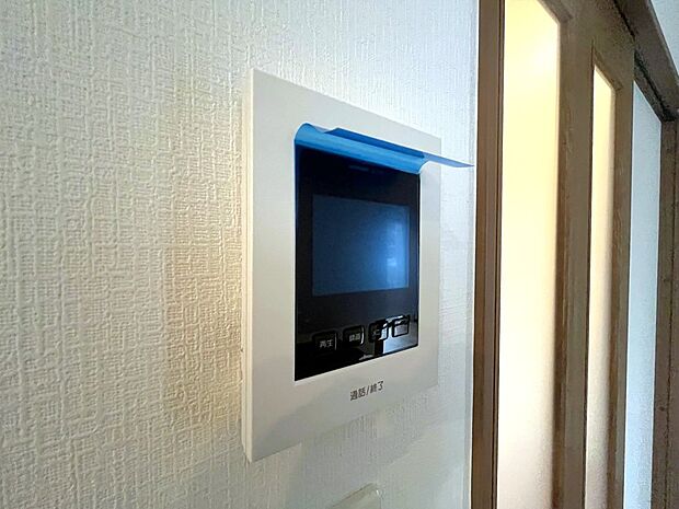 【TVモニター付インターホン　】モニター付インターホンが標準仕様です。不安になりがちな防犯面。目で確認できるからあんしんです。