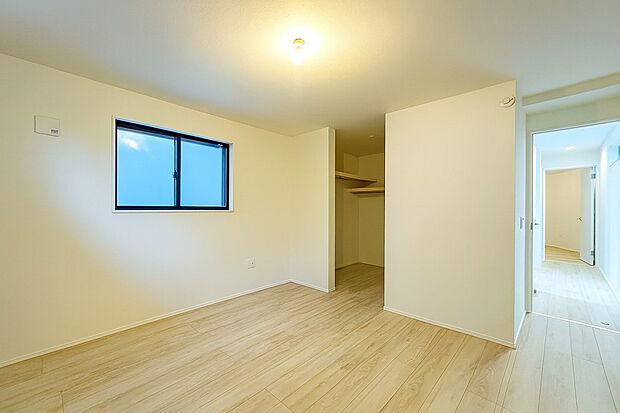 【リビング以外の居室】居室空間をすっきり保てる、ウォークインクローゼット付です。広いため、使い慣れた収納家具をこの空間に設置することもできます。鞄や帽子から小物、かさばるスーツケースなど幅広く収納できます。