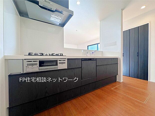 【キッチン】毎日使うキッチン周りが綺麗で清潔に保たれていると、お料理を作るのも楽しくなりますよね。おしゃれなペンダントライトや飾り棚など、機能性とデザイン性を持たせたキッチンで気持ちよくお料理が出来そうです。