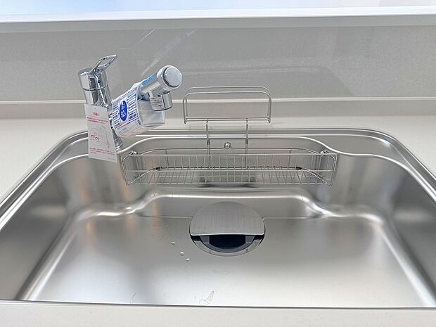 【ビルトイン浄水器 】キッチンには浄水器を標準装備。最近は水を飲むという場面以外にも料理で使用したり、野菜を洗う場合もキレイな水で洗いたいという人が増えてきています。