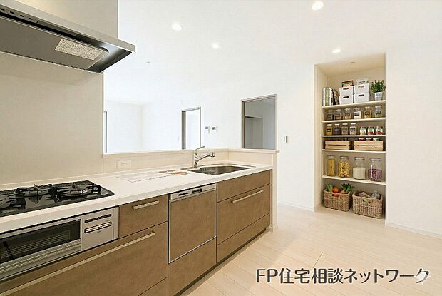 【その他内観】■パントリー■本画像はAIがCGで食品ストック等を作成しており、実際の現地に食品ストック等はございません。また、販売価格に食品ストック等は含まれておりません。