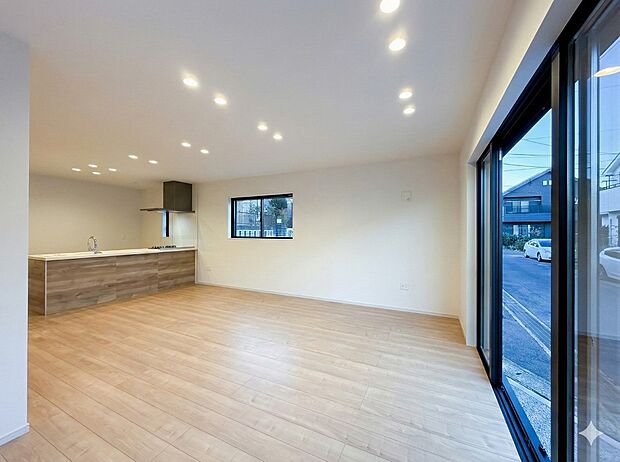 【リビング】ご家族だんらんのスペースとなるリビング。家具の配置がしやすい広さを確保しつつ、窓が多い設計は色々な角度から光が取り込めるこだわりの間取りです。明るいリビングで寛ぐ新しい生活をスタートさせてみませんか。