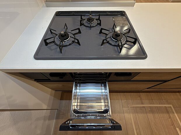 【3口ガスコンロ】慣れている方も多く、火力が目に見えるため、使いやすいという方も多い、3口のガスコンロ仕様です。