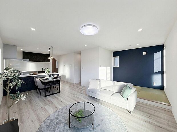 【リビング】家族の一体感を感じられる広々としたスペース。家族と過ごす時間を大切にする方にピッタリのゆとりの住空間です。お子様が元気に走り回っても安心して見守れます。