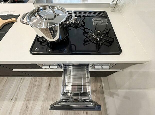 【3口ガスコンロ】慣れている方も多く、火力が目に見えるため、使いやすいという方も多い、3口のガスコンロ仕様です。