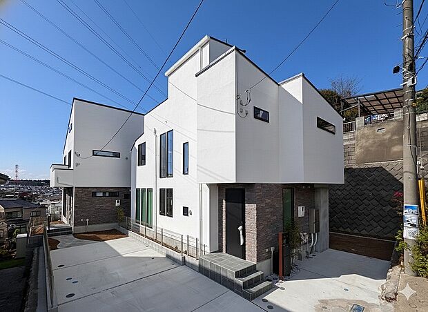 【その他】【類似外観同仕様】施工例の為、分譲中の建物とは外壁、屋根開口部等の形状・仕様が異なります。