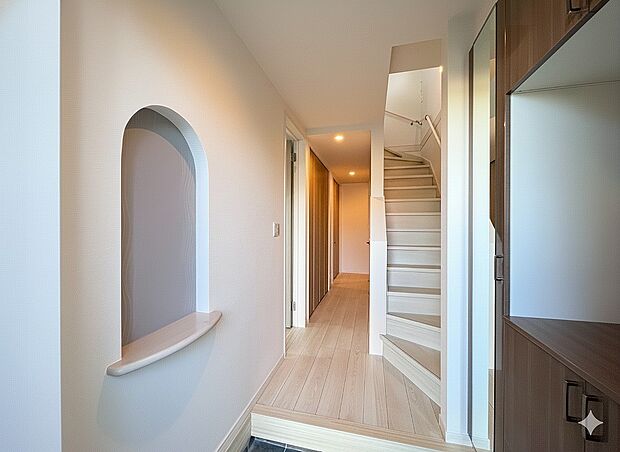 【玄関】下駄箱は可動棚タイプになっていますので、脚の長いブーツや長靴もたっぷり収納いただけます。いつも気持ちよくご家族をむかえられるよう、玄関下駄箱収納をフル活用してください。