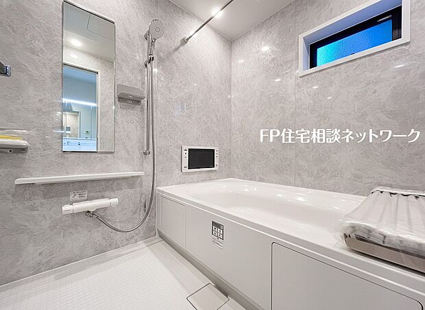 【浴室】ご家族との憩いの場として、一日の疲れを癒す場として、ゆったりと足を伸ばしてくつろげる綺麗で清潔感のある色味の浴室。気持ちの良い光と爽やかな風をたっぷりと取りこめる開閉式の窓も設置しています。