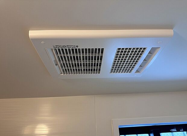 【浴室暖房乾燥機】お風呂場そのものを乾燥機にしてしまう便利な機能。梅雨時期や花粉の時期に助かる。冬の時期には暖房機能がヒートショックを防ぐ。