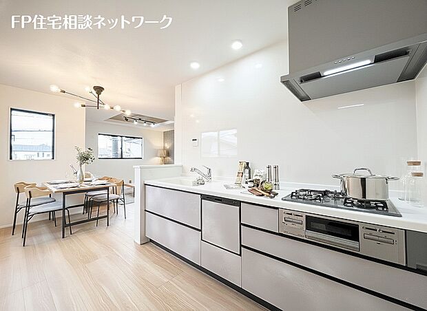 【キッチン】スライド収納付きのシステムキッチン。パスタ鍋や圧力鍋、フライパンなどもおしまい頂け、出し入れもスムーズ。