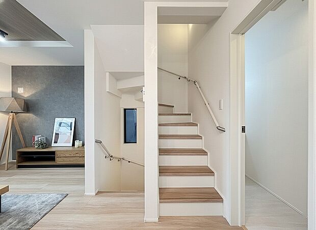 【リビング】リビングを通過して2階へと登れるリビングイン階段仕様です。ただいま！おかえり！行ってきます！の声が響き渡る、毎日大切な家族とコミュニケーションが取れる家族思いの間取りを作りました。