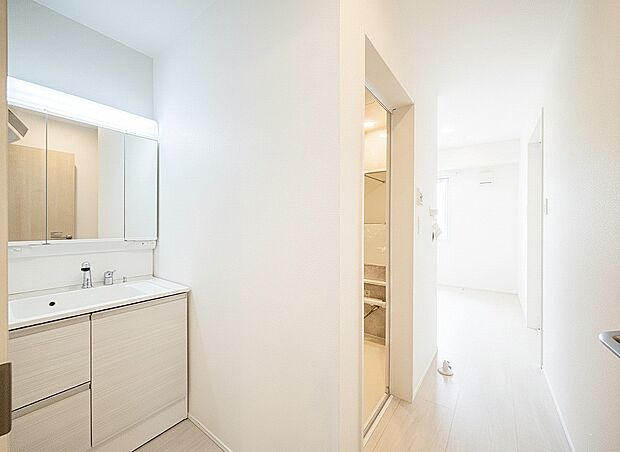 【洗面台・洗面所】ゆとりの洗面スペースで朝の身支度も快適スムーズに。面鏡で髪のセットやお化粧もストレスなくこなせ、朝から気分良く通勤通学に向かえそうですね！