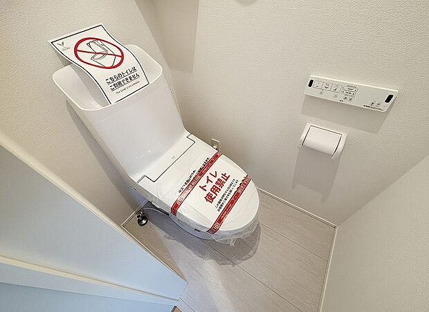 【トイレ】洗浄機能付き便座を標準装備。冬の寒い時期には暖房機能も活躍。快適にご利用いただけます。