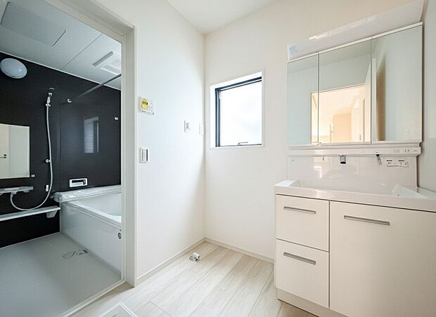 【洗面台・洗面所】ゆとりの洗面スペースで朝の身支度も快適スムーズに。面鏡で髪のセットやお化粧もストレスなくこなせ、朝から気分良く通勤通学に向かえそうですね!