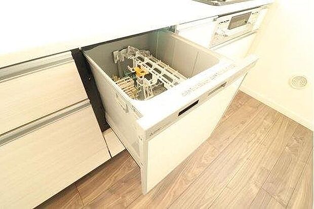 【食洗機】【建物プラン例　建物価格2500万円、建物面積100m2】食後の片付けもラクラク。ビルトイン食洗機で手間を減らし、家族との時間をもっと大切にできる快適キッチン。