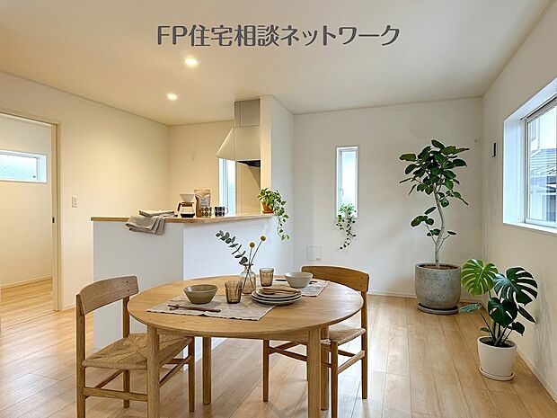 【リビング】■リビング■本画像はAIがCGで家具作成しており、実際の現地に家具は設置されておりません。また、販売価格に家具等は含まれておりません。