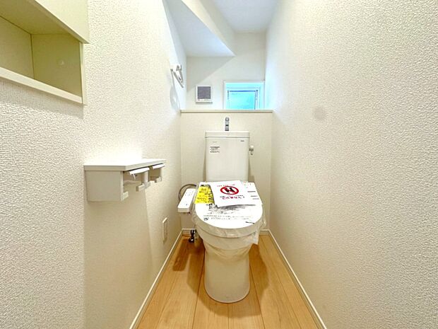 【トイレ】洗浄機能付き便座を標準装備。冬の寒い時期には暖房機能も活躍。快適にご利用いただけます。