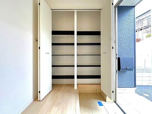 【玄関】散らかりがちな玄関もスッキリと保てる玄関収納は、家の中に入る時一番最初に目に付く場所だからこだわりたいですよね！