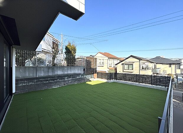 【庭】住まいに陽当りと潤いをもたらす、広いお庭があります。成長する樹木に見守られ、家族の物語が始まります。どんなお庭にしていくか、お子様のプール遊び、ガーデニングなど、幅広く楽しめます。