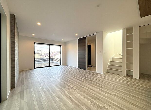 【リビング】ご家族だんらんのスペースとなるリビング。家具の配置がしやすい広さを確保しつつ、窓が多い設計は色々な角度から光が取り込めるこだわりの間取りです。