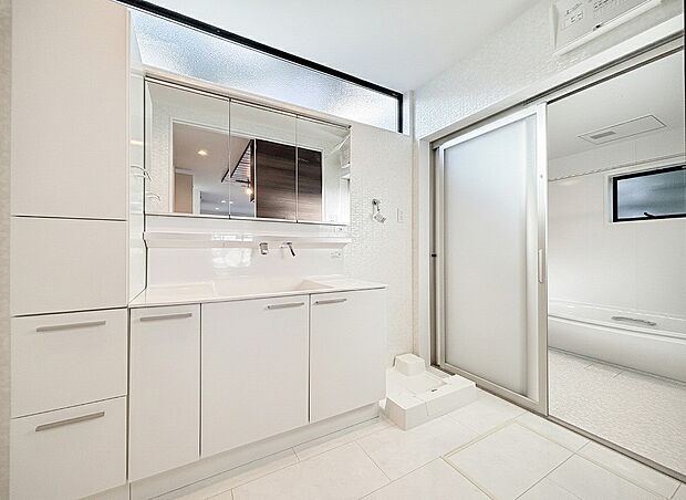 【洗面台・洗面所】たっぷりの大型収納を設けたシャワー付き洗面台で快適な暮らしを。収納力と機能性に優れた洗面台で、朝の忙しい時間でも身支度準備がスムーズに出来そうですね。