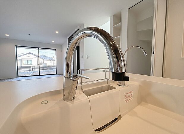 【ビルトイン浄水器　】最近は水を飲むという場面以外にも料理で使用したり、野菜を洗う場合もキレイな水で洗いたいという人が増えてきています。