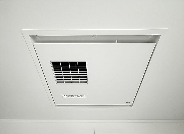 【浴室暖房乾燥機　】お風呂場そのものを乾燥機にしてしまう便利な機能。梅雨時期や花粉の時期に助かる。冬の時期には暖房機能がヒートショックを防ぐ。