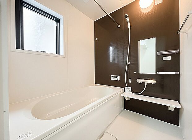 【浴室】ご家族との憩いの場として、一日の疲れを癒す場として、ゆったりと足を伸ばしてくつろげる綺麗で清潔感のある色味の浴室。