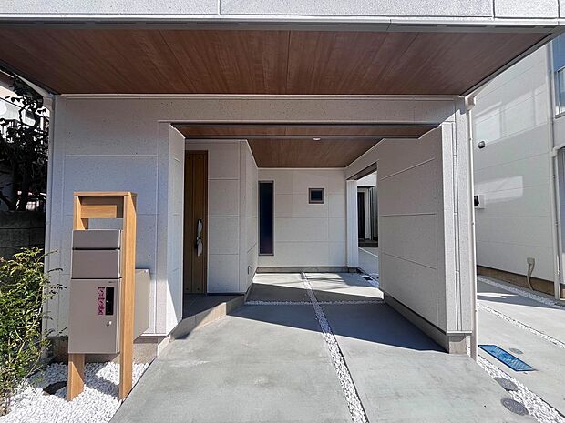 【現地外観写真】車好きも嬉しいビルトインガレージのある住宅。カーポート替わりに雨風から大切なお車を守り、お荷物の出し入れもゆっくり濡れずに行えます。自転車置きや物置スペースとしても重宝しますね!