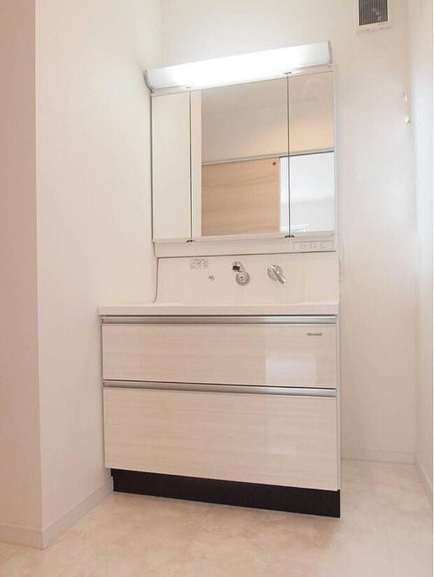 【内観】建物プラン例 建物価格2000万円(税込)建物面積面積100m2 広々洗面台で、朝の身支度も快適スムーズに。収納しやすいスライドタイプの洗面化粧台は大きさも十分。