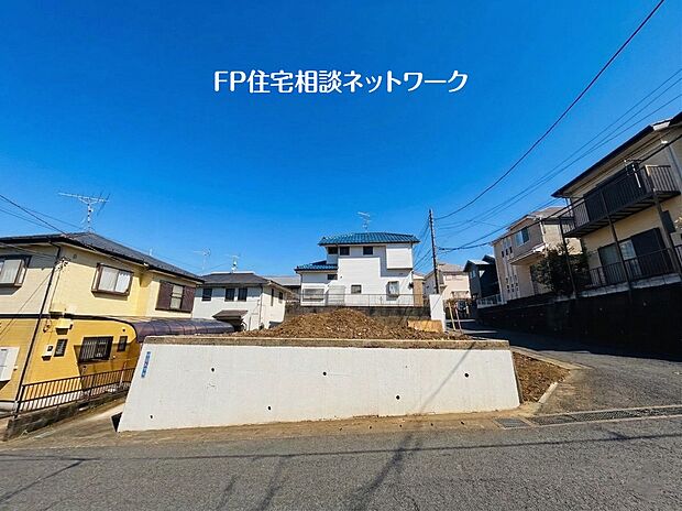 【前面道路含む現地写真】四季を通じて自然と触れ合えるスポットが周辺には盛りだくさん!目の前に広がる開放感とゆとり、暮らしの夢を育む理想の住まいがここにはあります。