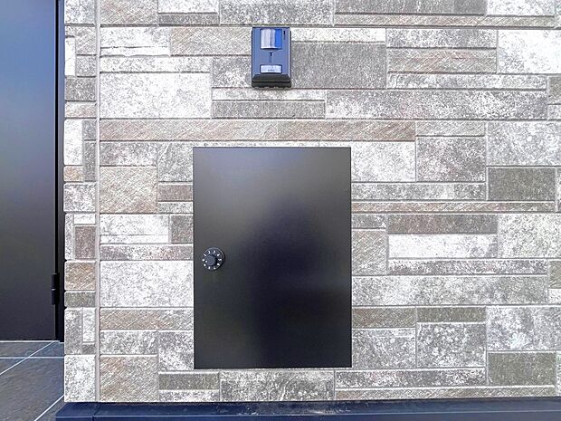 【玄関】毎日のお散歩も快適な緑に恵まれた閑静な住宅地は、伸び伸びスローライフを叶えてくれます。自然豊富な季節の移ろいを身近に感じられる環境で子育てす！