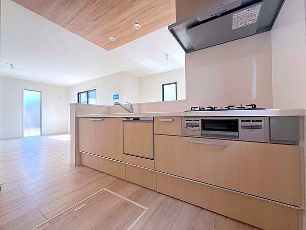 【キッチン】毎日使うキッチン周りが綺麗で清潔に保たれていると、お料理を作るのも楽しくなりますよね。機能性とデザイン性を持たせたキッチンで気持ちよくお料理が出来そうです。