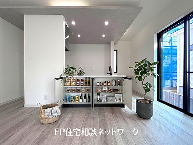 【リビング】本画像はAIがCGで家具作成しており、実際の現地に家具は設置されておりません。また、販売価格に家具、小物等は含まれておりません。